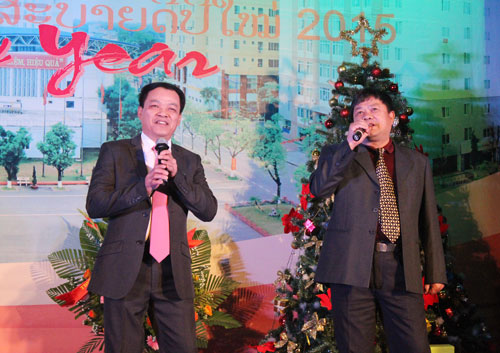 Tiết mục song ca của thầy Đặng Xuân Khang và thầy Phùng Viết Hòa mở đầu đêm diễn